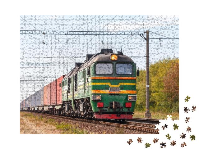 Puzzle 1000 Teile „Eine starke grüne Diesellokomotive 2M62 zieht einen Güterzug“