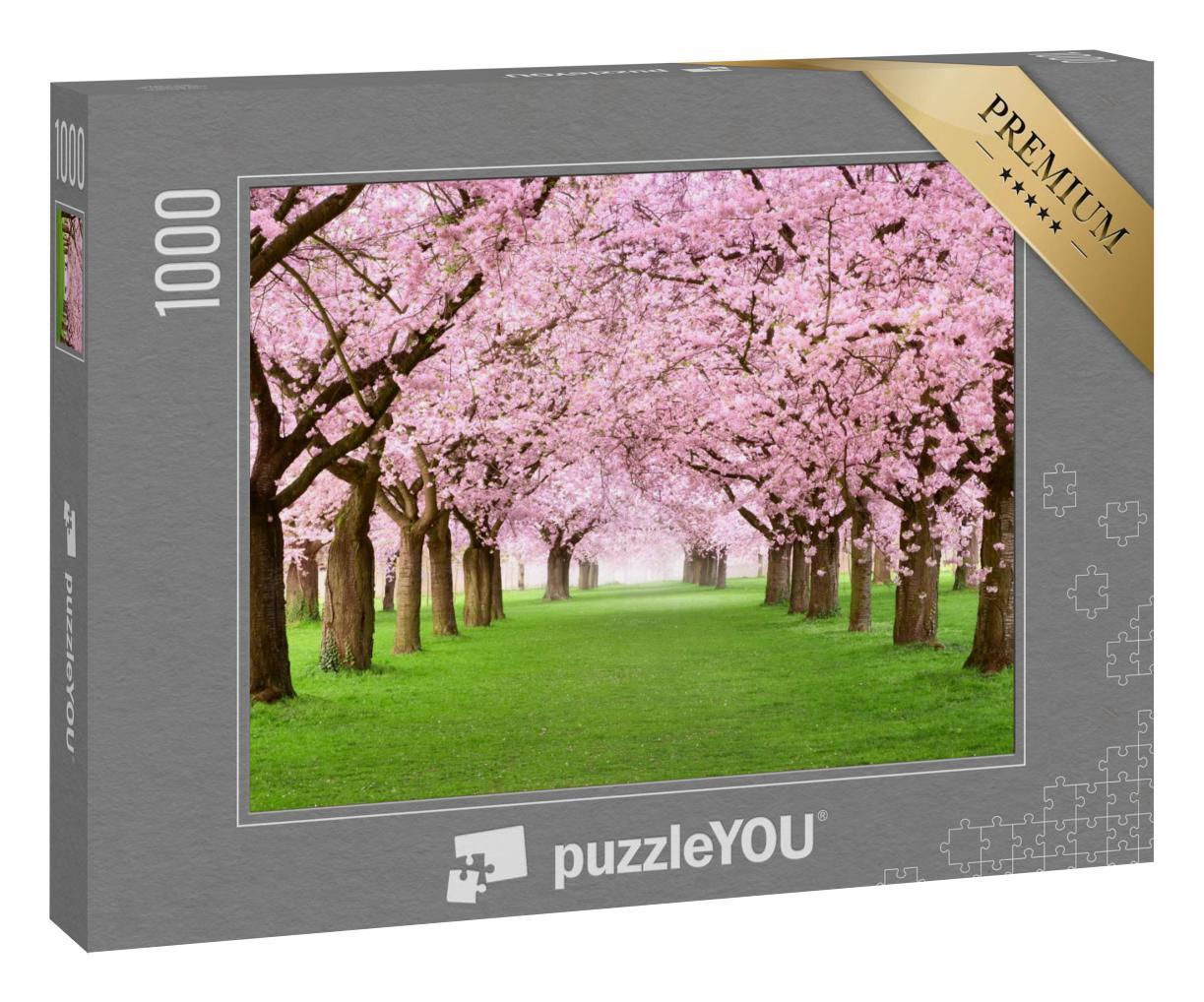 Puzzle 1000 Teile „Ziergarten mit majestätisch blühenden Kirschbäumen auf frischem grünen Rasen“