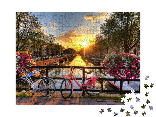 Puzzle 1000 Teile „Schöner Sonnenaufgang über Amsterdam, mit Blumen und Fahrrädern auf der Brücke“