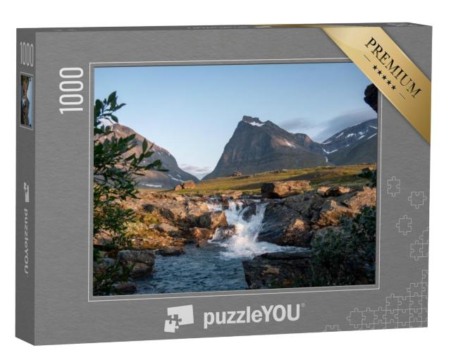 Puzzel 1000 stukjes „Tuolpagorni, iconische berg in Zweden achter een waterval“