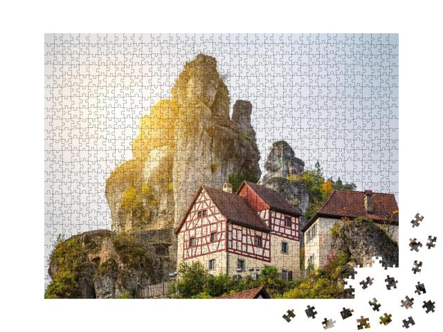 Puzzle 1000 Teile „Fachwerkhäuser am Fels im historischen alten Kirchdorf Tüchersfeld, Bayern“