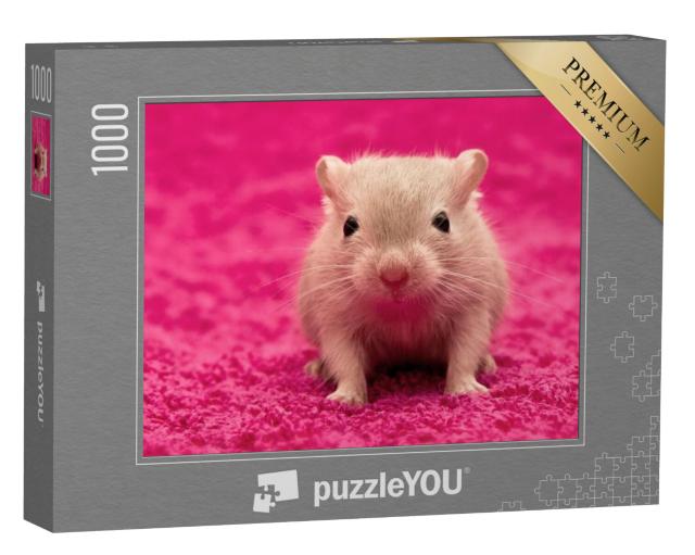 Puzzel 1000 stukjes „Nieuwsgierige kleine woestijnmuis op een roze knus tapijt“