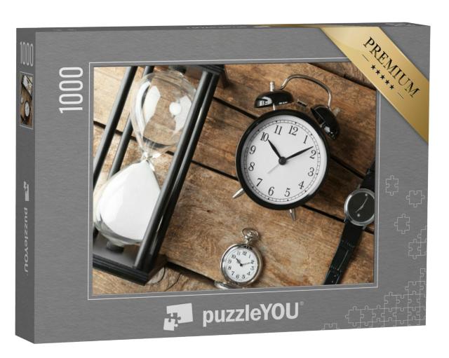 Puzzel 1000 stukjes „Verschillende soorten klokken liggen op een oude houten tafel“