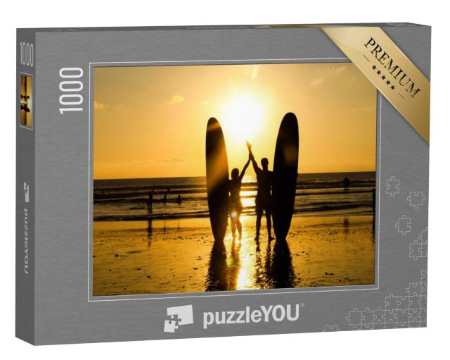 Puzzel 1000 stukjes „Surferpaar in de zonsondergang op het strand“