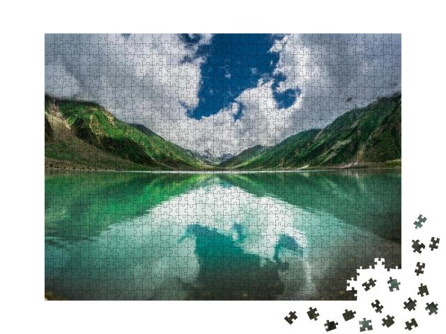 Puzzle 1000 Teile „3224 Meter hoch: Lake Saiful Muluk, blaugrünes Wasser in Pakistan“