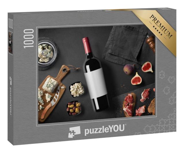 Puzzle 1000 Teile „Draufsicht: Rotwein, Käse, Feigen, Brot, Oliven und Prosciutto auf Holzbrett“