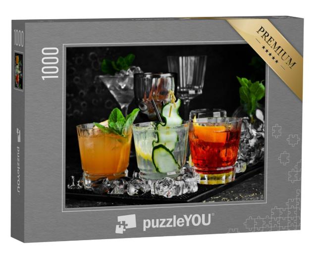 Puzzel 1000 stukjes „Set kleurrijke cocktails in glazen aan de bar“