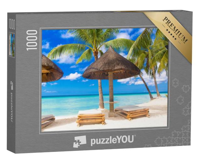 Puzzel 1000 stukjes „Parasol en strandstoelen onder de palmbomen op het tropische strand“