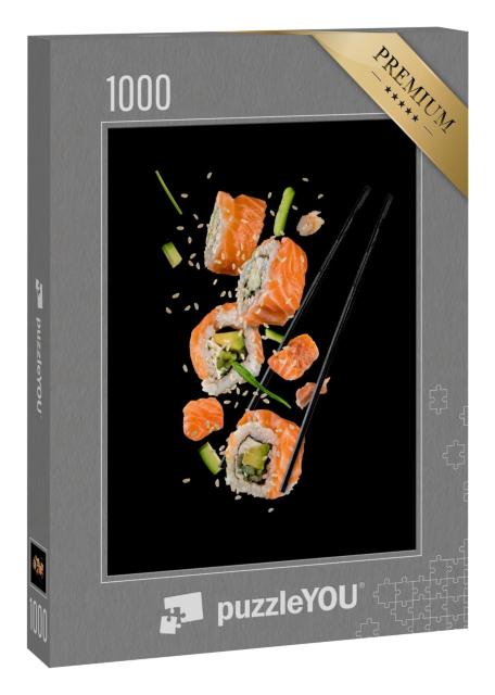Puzzle 1000 Teile „Sushi-Rollen zwischen Stäbchen, vor schwarzem Hintergrund, sehr hohe Auflösung “