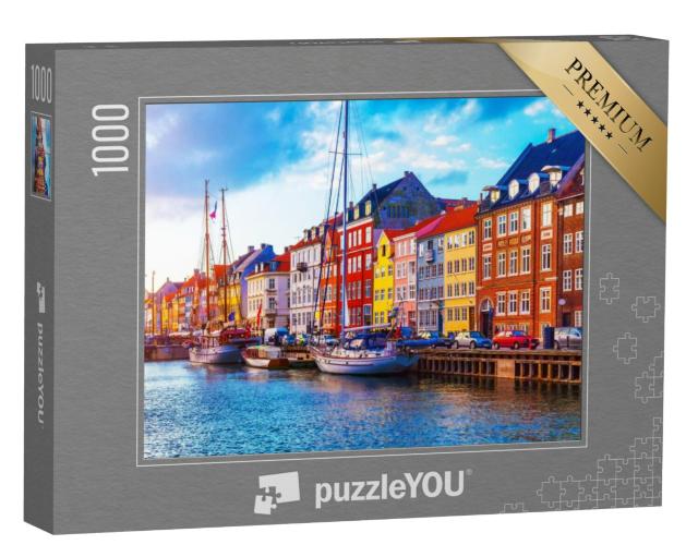 Puzzel 1000 stukjes „Zonsondergang met uitzicht op de pier in Nyhavn: schepen, jachten en kleurrijke huizen“