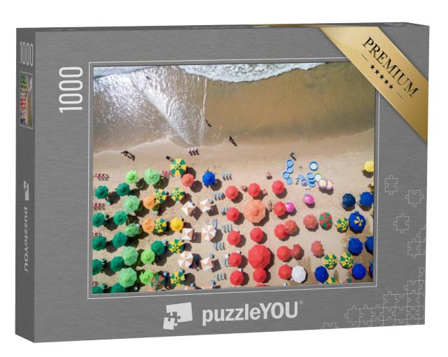 Puzzel 1000 stukjes „Luchtfoto van een zandstrand met parasols“