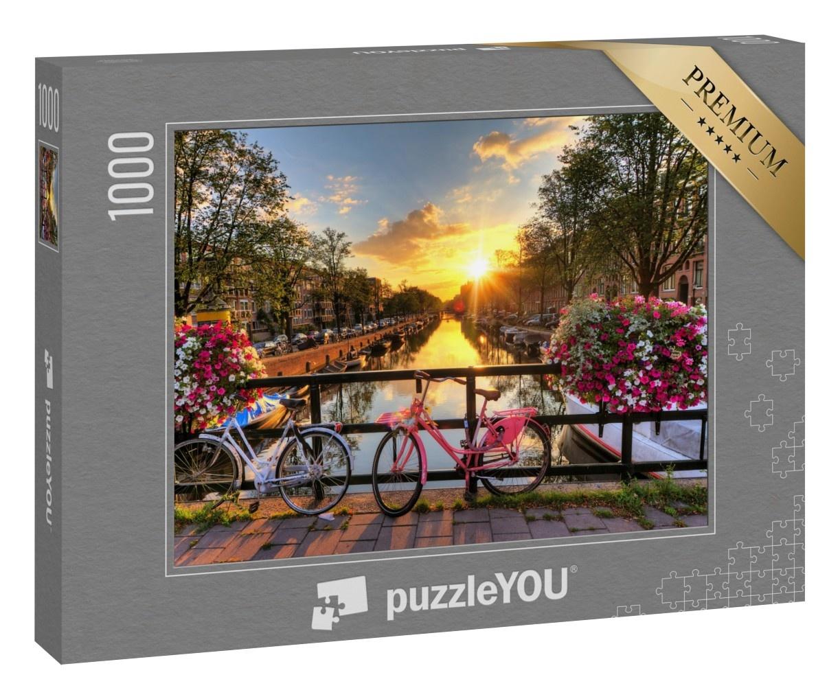 Puzzle 1000 Teile „Schöner Sonnenaufgang über Amsterdam, mit Blumen und Fahrrädern auf der Brücke“