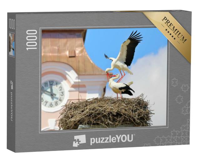 Puzzel 1000 stukjes „Paring van witte ooievaars in het nest op een kerk“