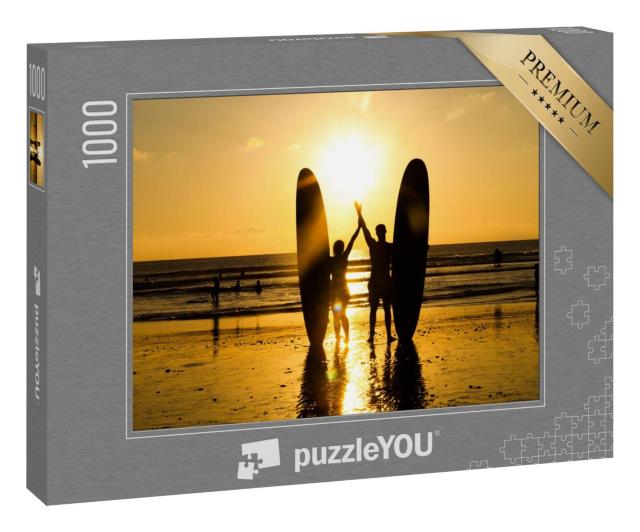 Puzzle 1000 Teile „Surferpaar im Sonnenuntergang am Strand“