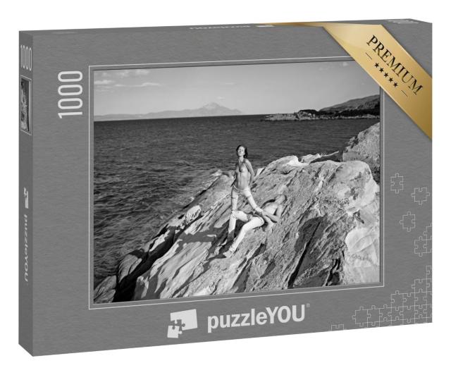 Puzzle 1000 Teile „Junges sexy Paar am Strand, schwarz-weiß“