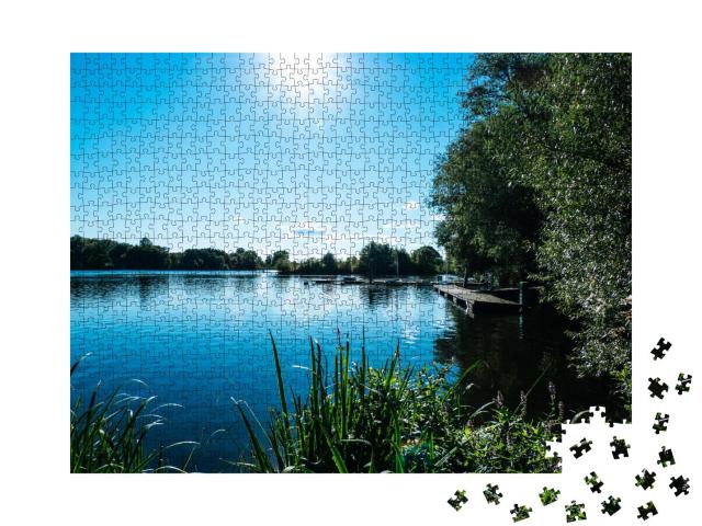 Puzzle 1000 Teile „Flusslandschaft an einem sonnigen Sommertag, Elbe in Hamburg, Deutschland“