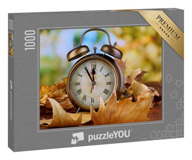 Puzzle 1000 Teile „Alte Uhr auf Blättern im Herbst, Wecker auf Holztisch“