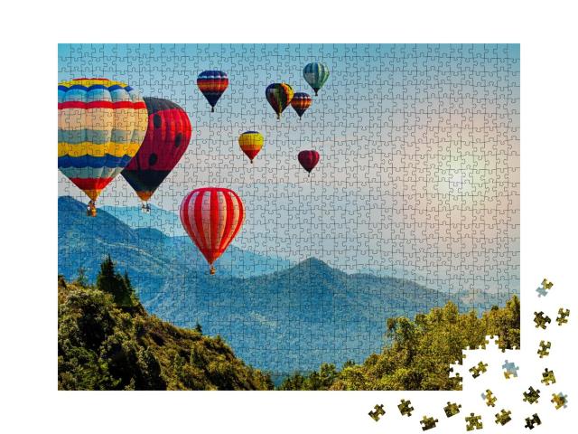 Puzzle 1000 Teile „Schöne Aussicht auf die Berge mit Heißluftballons, Thailand“