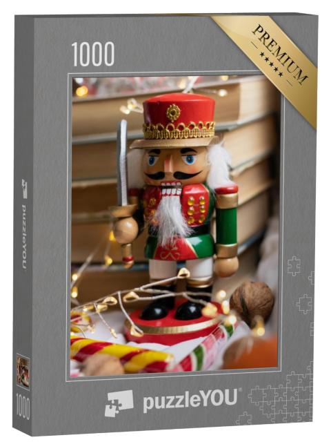 Puzzel 1000 stukjes „Houten notenkrakerfiguur, kleurrijk snoepgoed en stapels boeken“