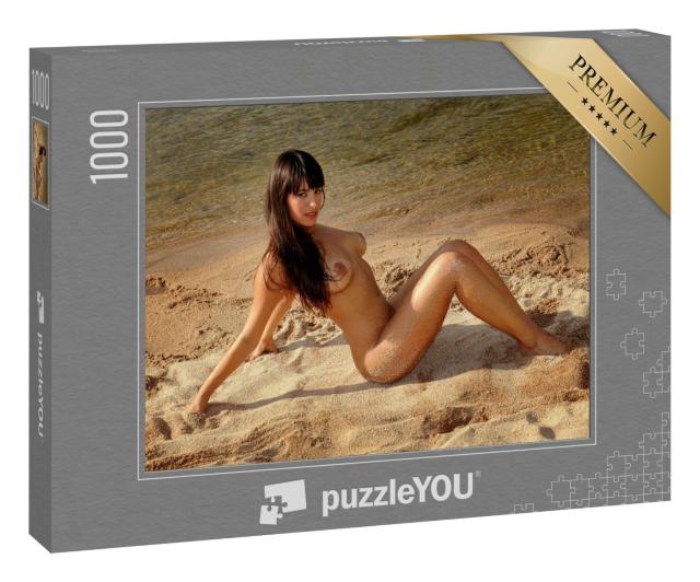 Puzzle 1000 Teile „Aktfotografie: Nackte Brünette im Sand“