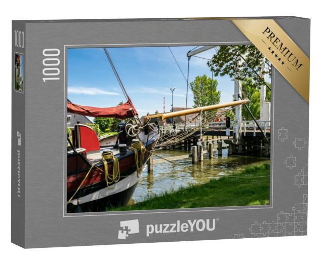 Puzzel 1000 stukjes „Oud zeiljacht bij een houten ophaalbrug in het oude vissersdorp Stavoren“