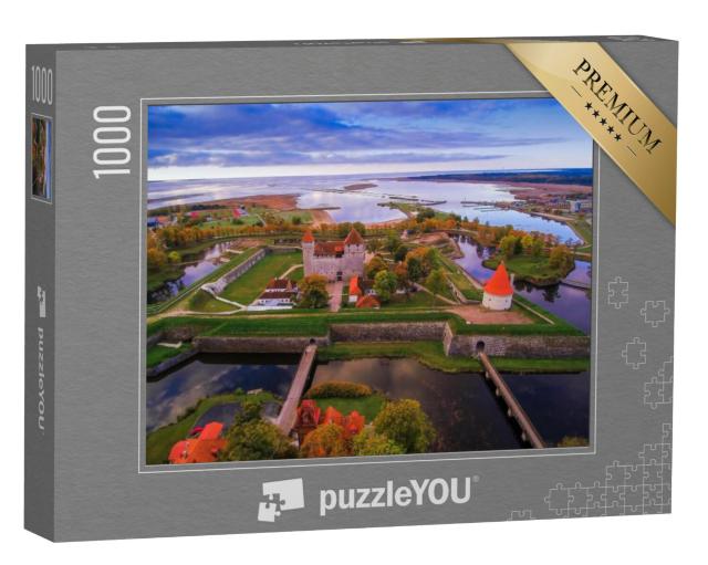 Puzzel 1000 stukjes „Luchtfoto van de stad Saaremaa met het kasteel in het centrum“