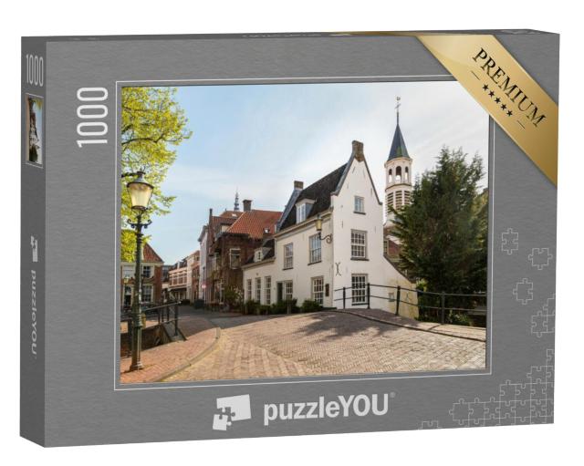 Puzzel 1000 stukjes „Straten in Amersfoort met historische grachtenpanden en de Elleboogkerk op de achtergrond“