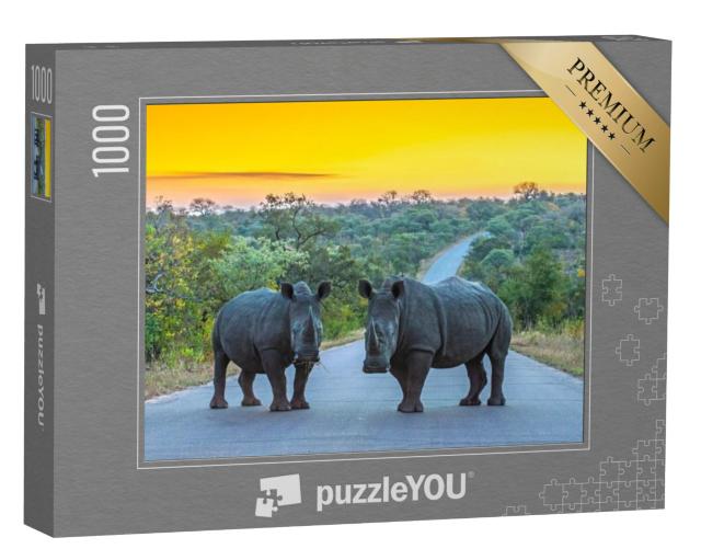 Puzzel 1000 stukjes „Twee neushoorns op een weg bij zonsondergang, Kruger National Park, Zuid-Afrika“