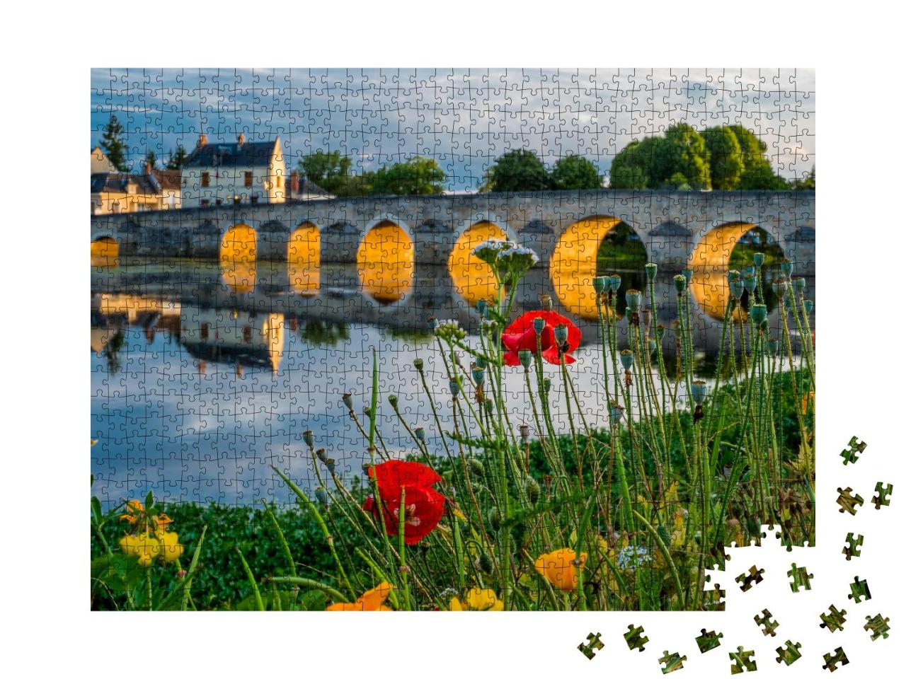 Puzzle 1000 Teile „Montrichard, Loire-Tal, Frankreich: Brücke im leuchtenden Abendlicht“