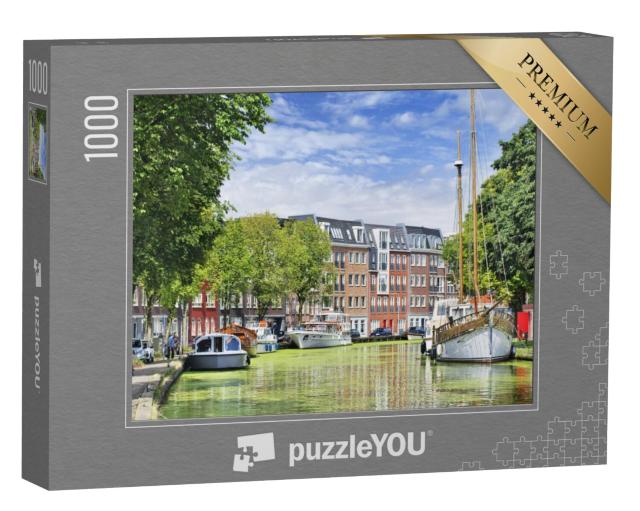 Puzzel 1000 stukjes „Groene gracht met jachten en woongebouwen in Gouda, Nederland“