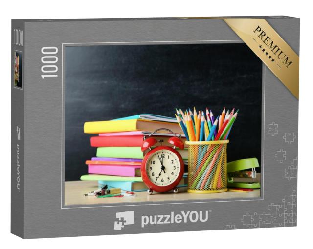 Puzzel 1000 stukjes „Schoolboeken met potloden en wekkers“