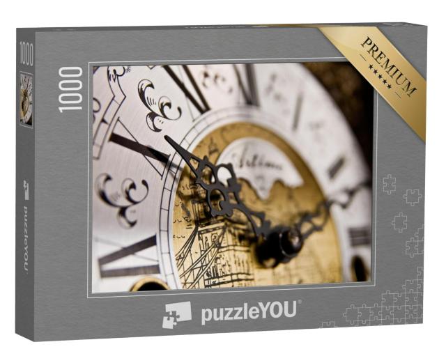 Puzzel 1000 stukjes „Een wijzerplaat van een slingeruurwerk in oude stijl“