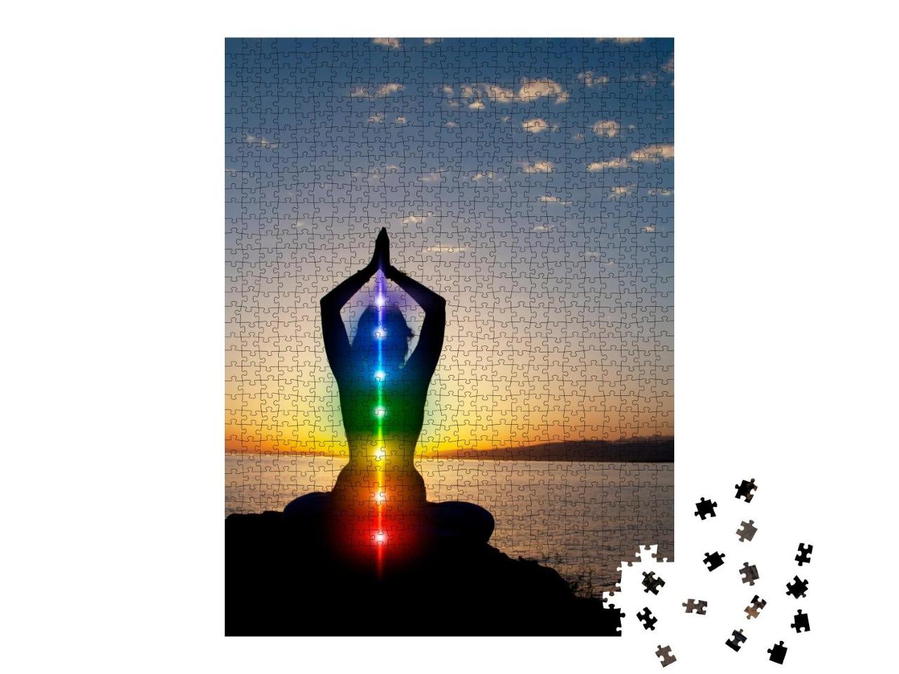 Puzzle 1000 Teile „Silhouette einer Frau sitzt im Lotus-Sitz am Strand, Yoga“