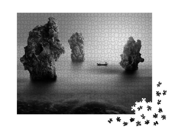 Puzzle 1000 Teile „Einsamer Fischer zwischen Meeresfelsen, schwarz-weiß“