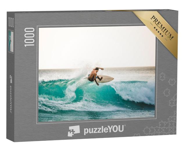 Puzzel 1000 stukjes „Professionele surfer op Bali, Indonesië“