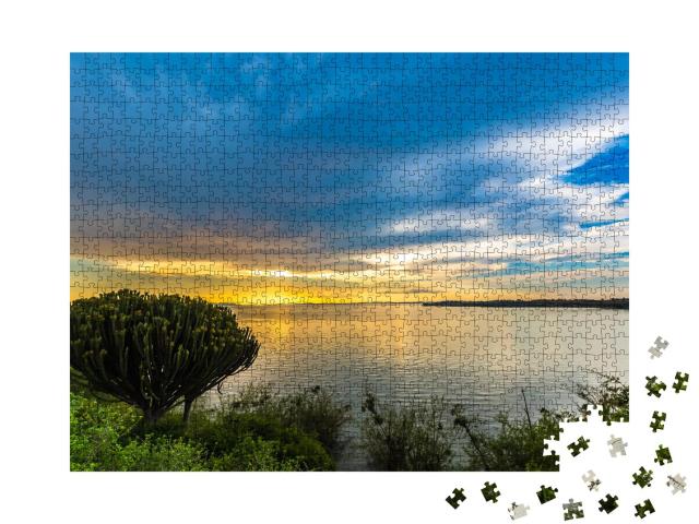 Puzzle 1000 Teile „Ruhiger Sonnenuntergang am Viktoriasee, Kenia“