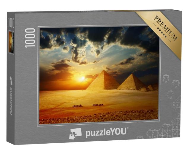 Puzzel 1000 stukjes „Roosterpiramides en bedoeïenen op kamelen, Egypte“