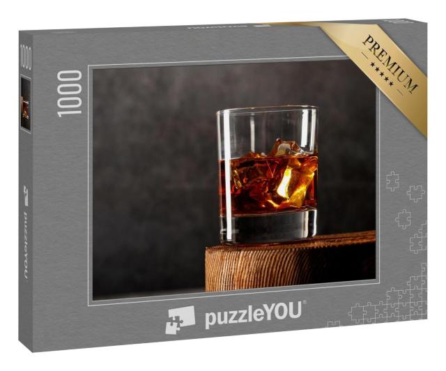 Puzzle 1000 Teile „Whiskey oder Brandy mit Eis in einem Glas auf einem rustikalen Untergrund“