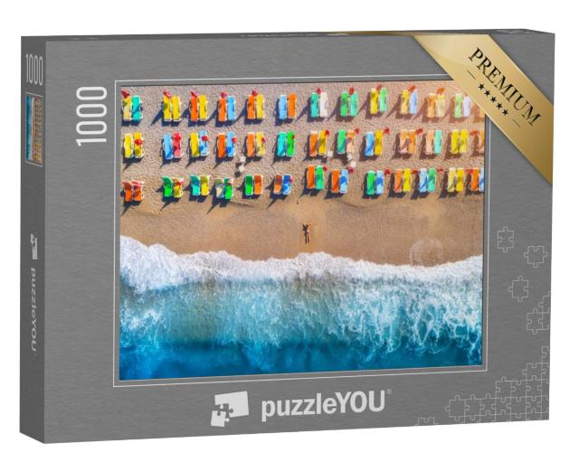 Puzzel 1000 stukjes „Vrouw op het strand met kleurrijke ligstoelen, Turkije“