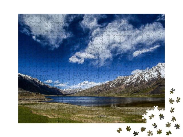 Puzzle 1000 Teile „Wunderschöner, von Bergen umgebener See im Shandur-Tal, Pakistan“