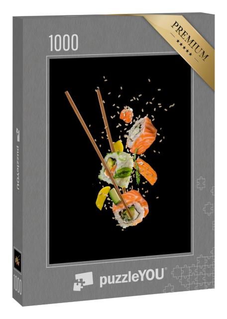 Puzzle 1000 Teile „Fliegende Sushi-Stücke zwischen Stäbchen, auf schwarzem Hintergrund “