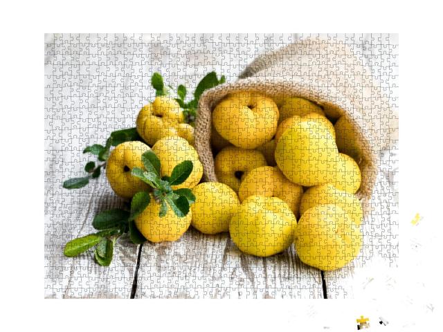 Puzzle 1000 Teile „Frische Quittenfrüchte auf weißem Holztisch“
