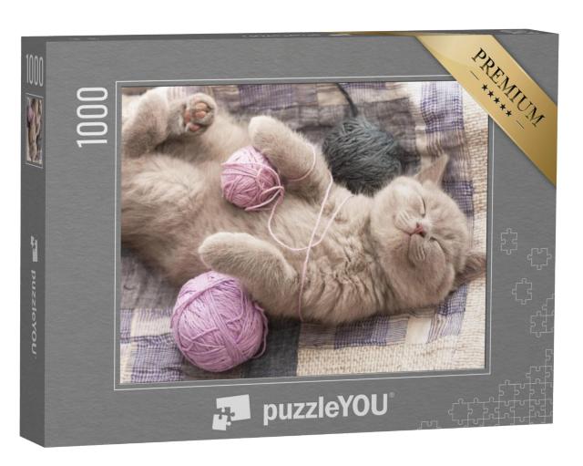 Puzzel 1000 stukjes „Slapend lila katje, schattig“