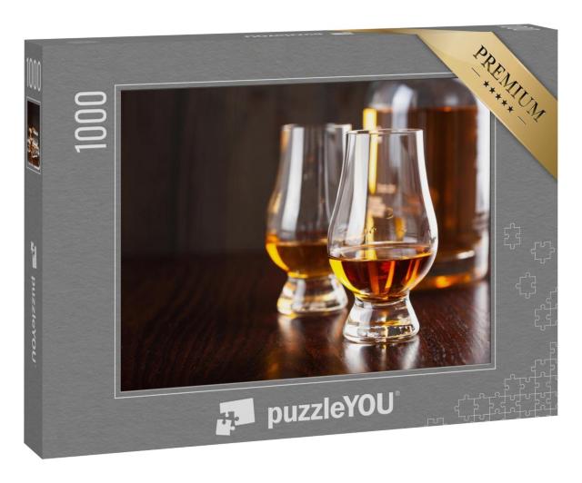 Puzzle 1000 Teile „Flasche und Gläser mit Whisky auf dunkelbraunem Hintergrund“
