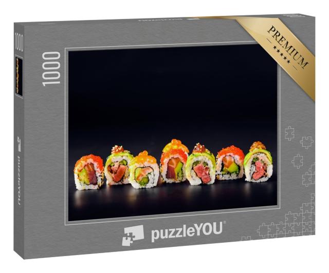 Puzzle 1000 Teile „Nahaufnahme von Sushi-Rollen mit rotem Kaviar, Lachs, Thunfisch, Gurke und Avocado“