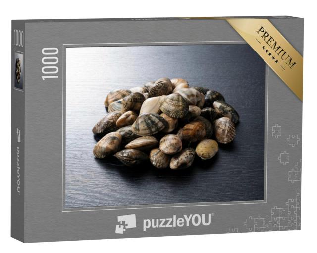 Puzzel 1000 stukjes „Asari schelpen op een zwarte achtergrond“