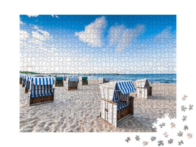 Puzzle 1000 Teile „Geschlossene Strandkörbe am leeren Sandstrand an der Ostsee, Ruhe vor dem Ansturm“