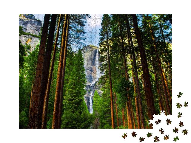 Puzzle 1000 Teile „Yosemite Wasserfälle hinter Sequoias in Yosemite National Park, Kalifornien“