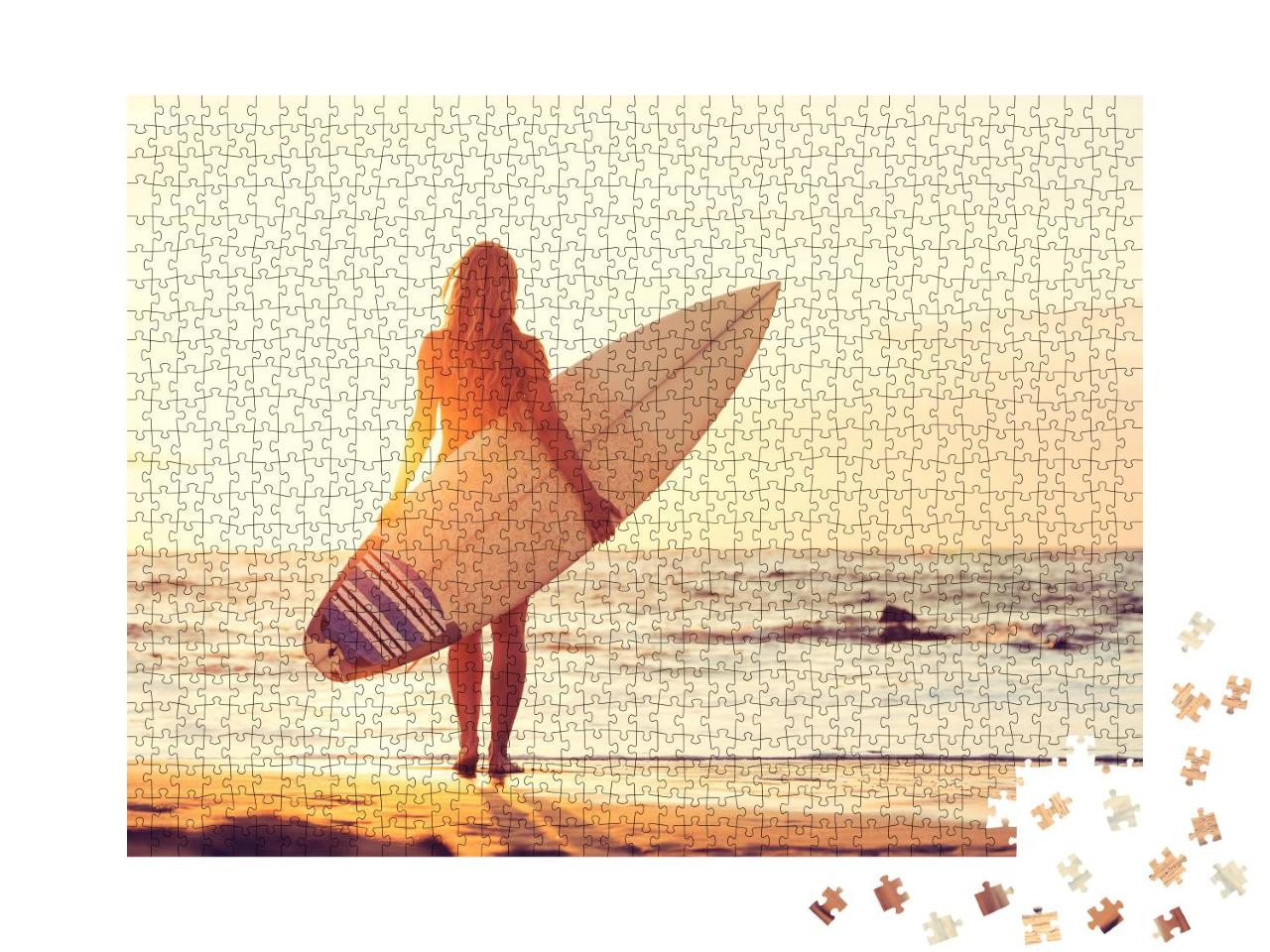 Puzzle 1000 Teile „Surferin am Strand bei Sonnenuntergang“