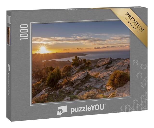 Puzzle 1000 Teile „Herbstvegetation in den Bergen von Korsika mit dem Meer im Hintergrund“
